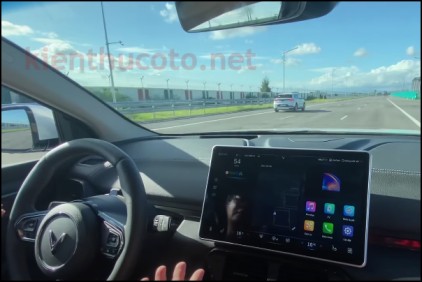 VF 8 tự động điều chỉnh lên tốc độ 80 km/h khi xe phía trước rẽ sang làn đường khác