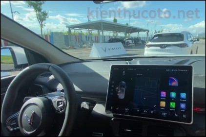 khách hàng lái và trải nghiệm thực tế hệ thống ADAS trên xe Vinfast VF 8