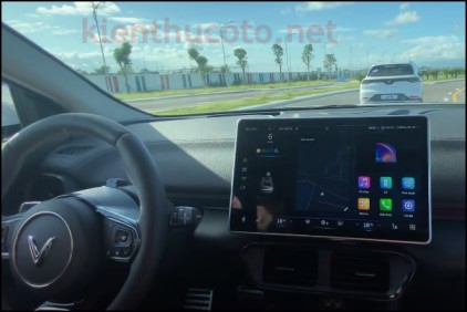 xe VF 8 tự động điều khiển di chuyển theo xe phía trước mà không cần sự điều khiển của người lái